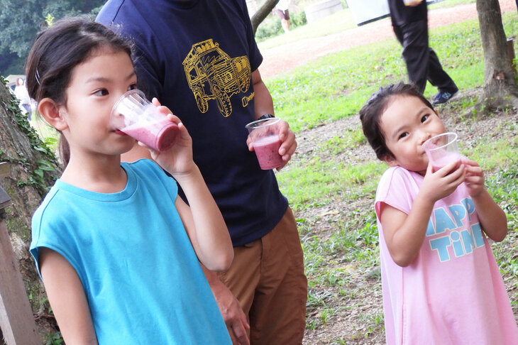 「カングー キャンプ」の開催日は、まだ暑さが残る初秋だったので、冷たいスムージーが大人気だった。