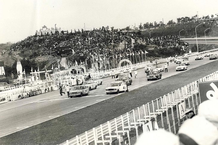 第2回日本グランプリのGT-IIクラスにて、グリッドに並べられる「スカイラインGT」。