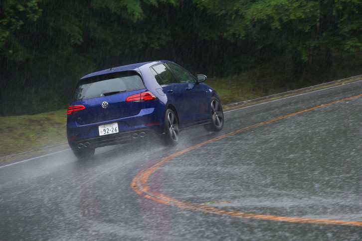 水の浮いた路面を駆け抜ける「ゴルフR」。4WDシステム「4MOTION」の優秀さを実感できたシーンだ。