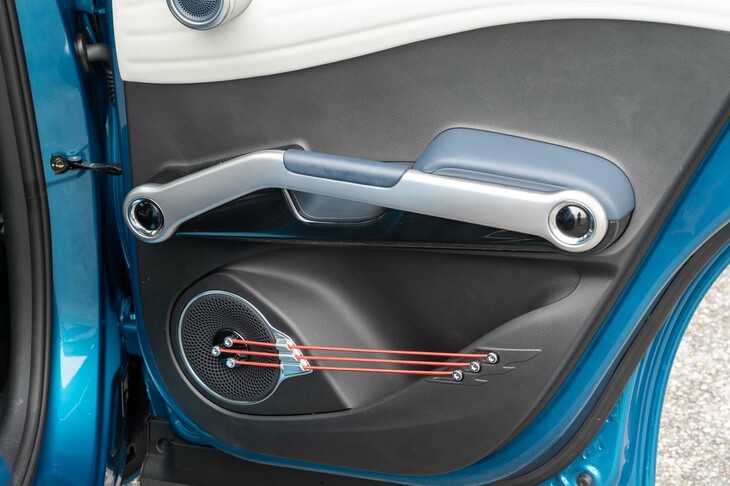 ドアパネルの下部にはギターの弦のようにケーブルが貼られる。指で弾くとそれらしい音を奏でるのが面白い。