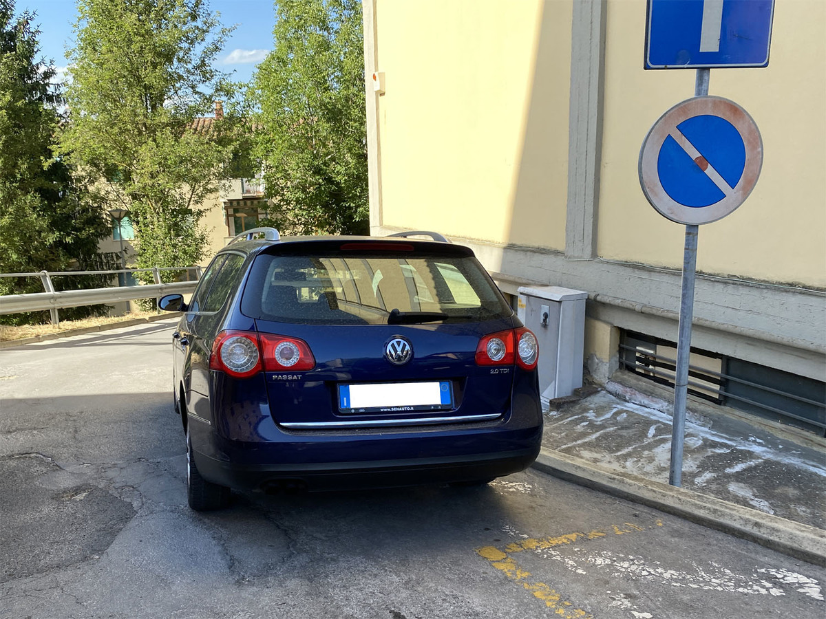 第712回 お値段以上のありがたみ イタリアにある家族経営の並行輸入車店に密着 マッキナ あらモーダ Webcg