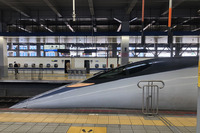 博多駅に停車中の「500系」新幹線。先端がとがったジェット戦闘機のような外観が特徴だ。ただし、こちらは水戸岡鋭治さんのデザインではない。