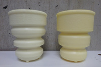 「マツダ3」のバンプストッパー。右が従来モデルに使用されていた溝が2つのタイプ、左がマイナーチェンジ後の最新モデル用で溝が3つのタイプとなる。今回のマイナーチェンジでは初期の当たりのキツさ含め乗り味を改善すべく、全グレードのサスペンションに手が入れられた。