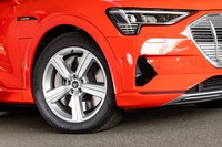 ホイールのサイズは前後とも255/50の20インチ。足まわりにはエアサスペンションが採用されている。