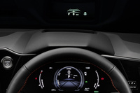 装備面でのベースグレードと「バージョンL」「Fスポーツ」の差はかなり大きく、ベースグレードではヘッドアップディスプレイもオプション扱いとなる。