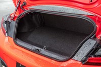 荷室には、交換用のホイール＆タイヤであれば1セット4本を積み込める。写真は「GR 86」プロトタイプのもの。