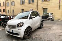 遠近効果もあるが、今となっては初代の小柄さが際立つ。