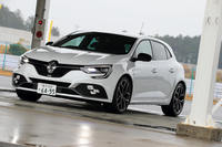 2019年3月22日に、100台限定で発売される「メガーヌR.S.カップ」。車両本体価格はカタログモデルよりも10万円高い450万円。