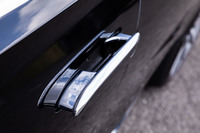 格納式のアウタードアハンドルをメルセデス・ベンツ車として初めて採用。リモコンキーを持って車両に近づくと、自動でハンドルがせり出してくる。