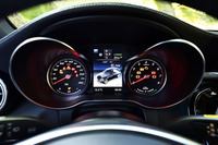 走行モードは4種類から選択可能。メーターの中央にはエネルギーフローやEV走行可能距離などが表示できる。