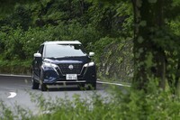 発電用の1.2リッター直3エンジンは最高出力82PSを発生。低速走行時にはなるべく始動しないようにすることで静粛性の強化を図っている。