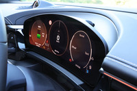 フードのない自立型のメーターパネルのサイズは12.6インチ。ポルシェ車でおなじみの3連メーターをモチーフとした表示デザインが特徴だ。