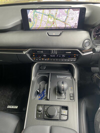 「CX-80」のセンターコンソール。シフトセレクターは「エレキシフト」と呼ばれるマツダ独自のもので、上部右側がパーキング位置となる。こうした独自性やこだわりもカーマニア的にはうれしい。