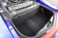 車体後部の荷室。トランスミッションのアクチュエーターが干渉するため、床面の一部が盛り上がっている。