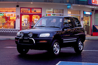 今や年間販売100万台！ 「トヨタRAV4」が売れまくるのはなぜか