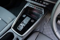 シフトセレクターにはバイワイヤ式のコンパクトなレバーを採用。この角度からだとセンターコンソールが右に向けられていることがよく分かる。