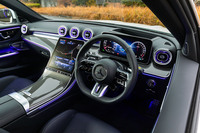 インテリアにはドライブコントロールスイッチ付きのAMGパフォーマンスステアリングを標準装備。最新モデルのため「MBUX ARナビゲーション」なども備わっている。