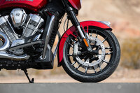 高い動力性能と重い車重に対応するため、フロントブレーキにはφ320mmのデュアルディスクを採用。タイヤサイズは前：130/60B19、後ろ：180/60R16で、メッツラーのクルーザー用タイヤが装着される。