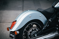 インディアンのクルーザーモデル「スカウト」に排気量999ccの「シックスティ」が登場の画像