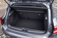 後席を使用する通常時の荷室容量は、従来の「ルーテシアE-TECHフルハイブリッド」と同じ300リッター。荷室床下にはリチウムイオンバッテリーが搭載されている。