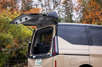 「e-4ORCE」搭載車のリアゲートにも「セレナ」の伝統といえるハーフバックドアを採用。リアウィンドウ部分が独立して開くことで、狭いスペースでも荷物の出し入れが行える便利な装備だ。