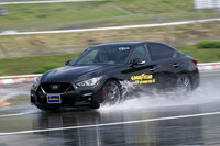 特殊な舗装に水をまいたウエットハンドリングコースは、カメラマンいわく「人が歩くのも苦労するほど滑りやすい状態」だったという。