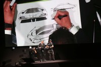 「SF90ストラダーレ」のデザインはフェラーリ・デザインセンターが担当。会場ではスケッチのデモンストレーションも行われた。