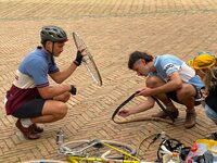自力でチューブ補修をする若者たち。