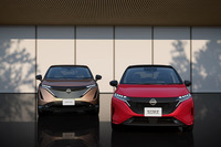 日産の新世代EV「アリア」（左）と「ノート オーラ」（右）。アリアとノートは、日産の新しいデザインコンセプトをいち早く取り入れたモデルである。
