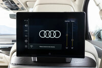 「コンフォートパッケージ」に含まれるリアシートモニター。10.1インチの高精細ディスプレイで、タッチスクリーンによりスマートフォンのように操作できる。