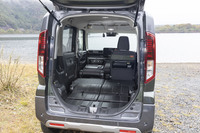 後席を倒したときのフラットさは「N-BOXジョイ」が上だが、「スペーシア ギア」の場合は助手席も前に倒せる。