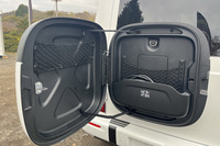 「G580」の導入記念特別仕様車「エディション1」のリアゲートには、スペアタイヤケースの代わりに充電用のケーブルが格納できる薄型の「デザインボックス」が標準で装着される。内部にはポケットが複数配置され、収容力よりは使い勝手優先のデザインだろうか。