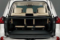 2列5人乗り仕様のラゲッジルーム。