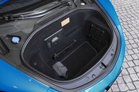 ボンネット下にはラゲッジコンパートメントが備わっている。容量は150リッター。