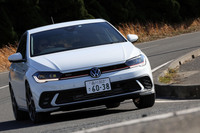 今回の試乗車には、アクティブダンパーを備えた「“Sport Select”シャシー付きスポーツパフォーマンスキット」と、18インチアルミホイールからなるオプション「“Sport Select”パッケージ」が装備されていた。