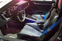 「911ダカール」のインテリア。フルバケットシートを標準装備し、リアシートは撤去されている。インストゥルメントパネルの仕立てはシェイドグリーンのステッチをあしらったRace-Texトリムで、スポーティーな印象だ。