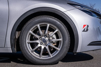 「フィネッサHB01」と同じ195/60R17サイズの「ニューノ」を装着した「トヨタ・プリウス」でも比較試走。フィネッサとニューノにおける走りの違いを確かめた。