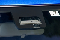 「ハイブリッドSL」には自動緊急ブレーキや誤発進抑制機能、車線逸脱警報機能などからなる「セーフティパッケージ」が標準装備される。写真は同システムのセンサーユニット。