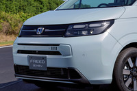 ランプユニット上部に配置されるオーバル形状の2連LEDは、ターンシグナル／ポジション／デイタイムランニングランプとして兼用される。「フリード エアー」では、ヘッドランプに挟まれた上部グリルがブラックに、バンパー内のグリルがボディー同色仕上げになっている。