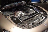 AMGの職人が組み上げる直4エンジンは、F1由来の電動ターボ（写真中央）で過給される。