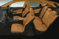 シート表皮は、ベースグレードが合成皮革なのに対し、「バージョンL」では本革を採用。前後席ともにシートヒーターが装備される。内装色は、写真の「ヘーゼル」を含む4種類を用意。