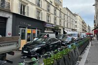 これは同じウーバーでも、一般のタクシー配車サービスに近い「Uber TAXI」。日本でも大都市を中心に運用されているものと同じである。ハイブリッド車の「トヨタ・カムリ」が数多く使われている。