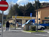 白の「フィアット・ストラーダ」が大きなロータリーと知らず、奥の道路から向かって右側に誤進入。一歩間違えば、青いトラックと正面衝突するところだった。