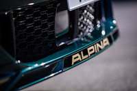 フロントスポイラーに備わる「ALPINA」のロゴ。かつてのようなデカールではなく、立体的な形状になっている。今回の試乗車のロゴはゴールド色だったが、無償オプションでシルバー色も選択できる。