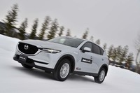 
	日本での販売が検討されているオールシーズンタイヤ「ブルーアース-4S AW21」を装着した「マツダCX-5」。スタッドレスタイヤとの違いを確認できた。
	