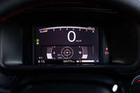 ホンダの最新軽自動車と共通となる7インチTFT液晶メーターが、全グレードに標準で装備された。タコメーターは「RS」グレードの専用表示で、メーター下部の表示情報はGメーターや運転支援、オンボードコンピューターなど、任意に切り替えることができる。