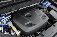 2リッター直4 DOHC 16バルブエンジンにターボとスーパーチャージャーを加えた「T6 AWD R-DESIGN」のパワーユニット。最高出力320ps、最大トルク400Nmという実力だ。