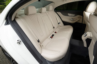 長く低い車体形状からも察せられるとおり、リアシートは足元には十分なスペースがあるものの、頭上まわりはやや窮屈。座席にはシートヒーターが標準装備される。