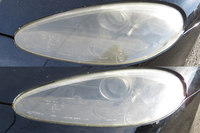 （写真B）くもり落としの前（上）と後（下）のヘッドランプの比較。目で見ると一目瞭然なのだが、素人の写真だとイマイチ伝わりづらい。「やっぱりプロのカメラマンはすごいんだな」と、当たり前のことを思った次第である。