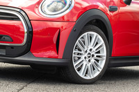 タイヤサイズは175/65R15が標準。試乗車にはオプションの17インチアルミホイールと、205/45R17サイズのタイヤが装着されていた。